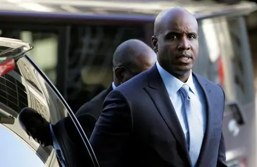 Bonds aceptó tomar esteroides, afirma su ex amante
