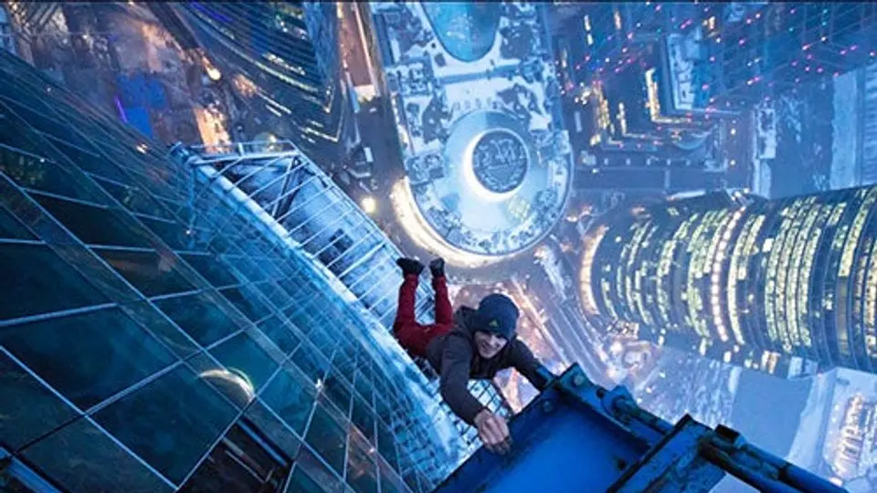 Hombre ucraniano se cree 'Spiderman'