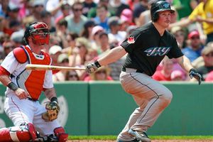 Azulejos doblega 9-7 a los Medias Rojas