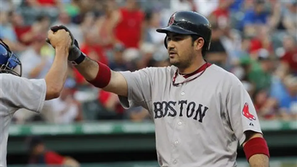 Adrián González se voló la barda otra vez