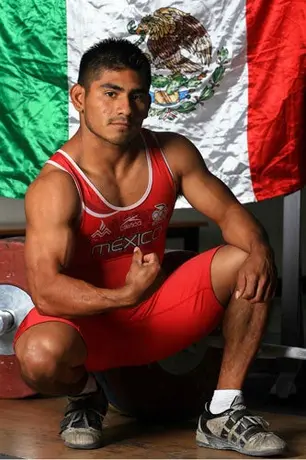 Lino Montes se cuelga el bronce en halterofilia 56 kg