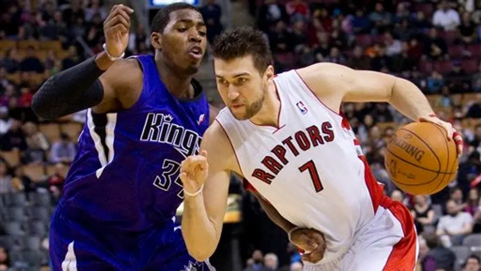 Bargnani encabeza victoria de Toronto 118-112 ante Kings