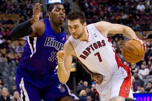 Bargnani encabeza victoria de Toronto 118-112 ante Kings