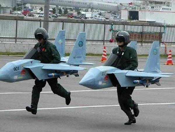 Dos soldados juegan a las carreritas en estos aviones | ESPECIAL