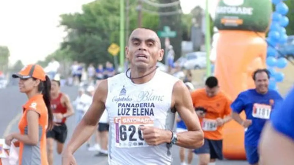 Rogelio Salinas se lleva el 15K Contry
