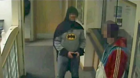 Batman entrega a delincuente en Inglaterra