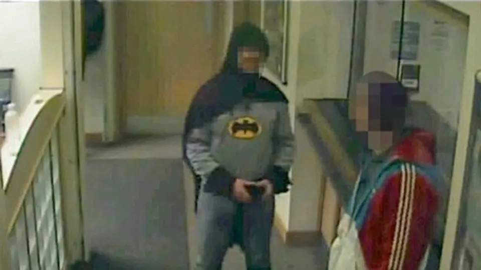 Batman entrega a delincuente en Inglaterra