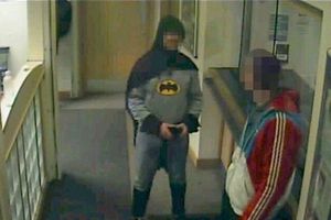 Batman entrega a delincuente en Inglaterra