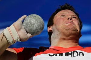 Dylan Armstrong bate récord y se queda con el oro