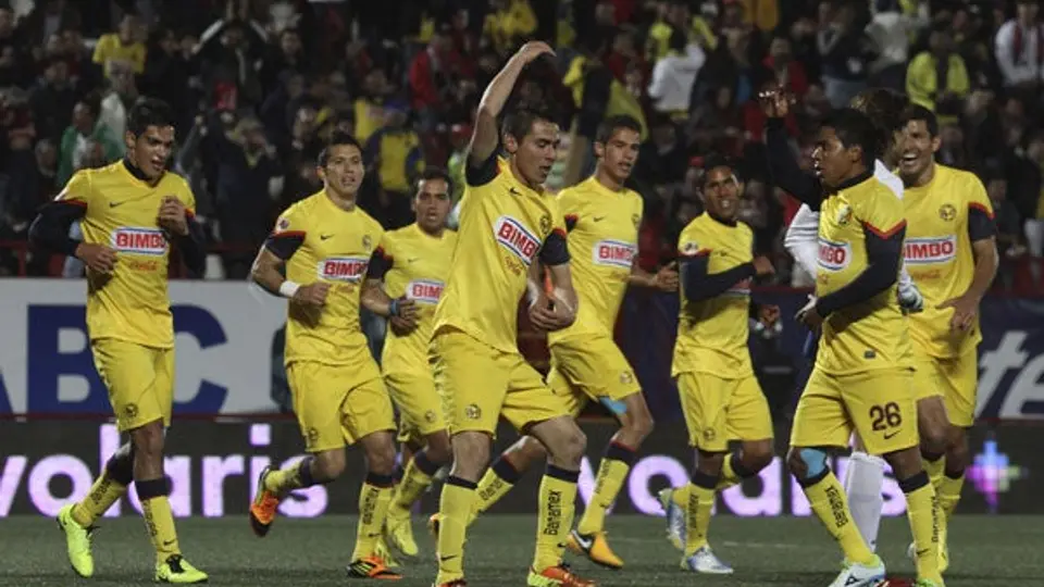 Con 9 hombres, América vence al Campeón