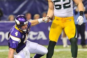 Rodgers vence a Favre; Green Bay aplasta 31-3 a Vikingos