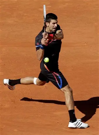 Djokovic y Federer avanzan en Roland Garros