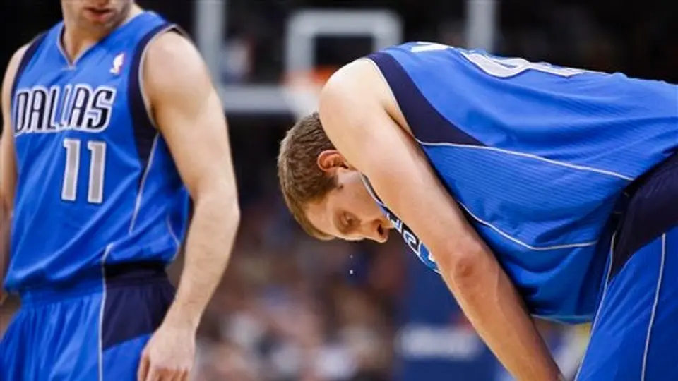 Dallas pierde a Nowitzki; 'Mavs' vencen 103-93 al Thunder