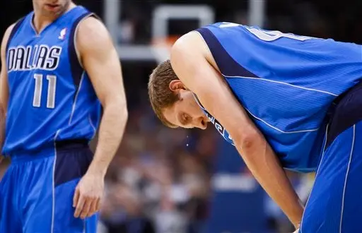 Dallas pierde a Nowitzki; 'Mavs' vencen 103-93 al Thunder