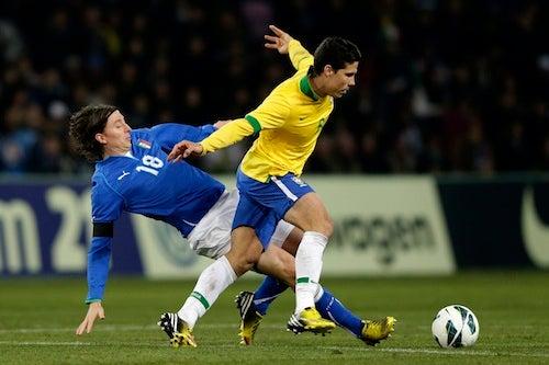 Montolivo en acción defensiva ante Hernanez | AP