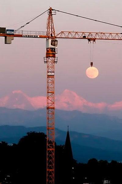 La luna 'cuelga' de la grúa como si estuviera enganchada | ESPECIAL