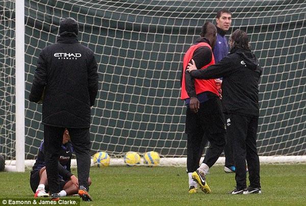 Mario Balotelli y Roberto Mancini se enfrentaron en el entrenamiento. I DAILY MAIL