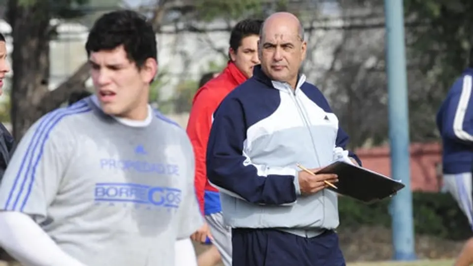 Hospitalizan a Frank González, coach de Borregos Salvaje