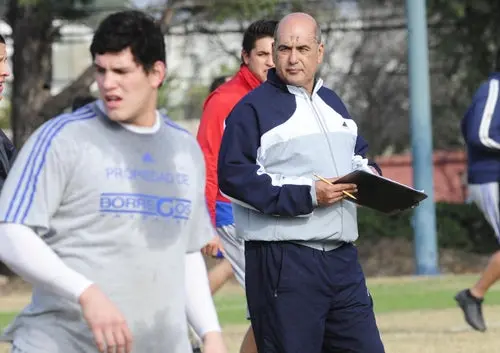 Hospitalizan a Frank González, coach de Borregos Salvaje