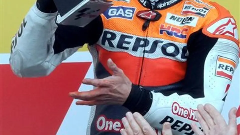 Stoner conquista Silverstone y es líder general