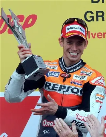 Stoner conquista Silverstone y es líder general
