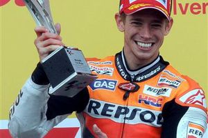 Stoner conquista Silverstone y es líder general