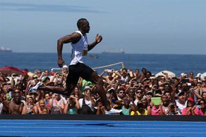 Usain Bolt se lleva prueba en Copacabana