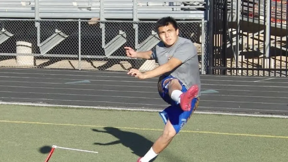 José Carlos Maltos patea con fuerza en scout de la NFL