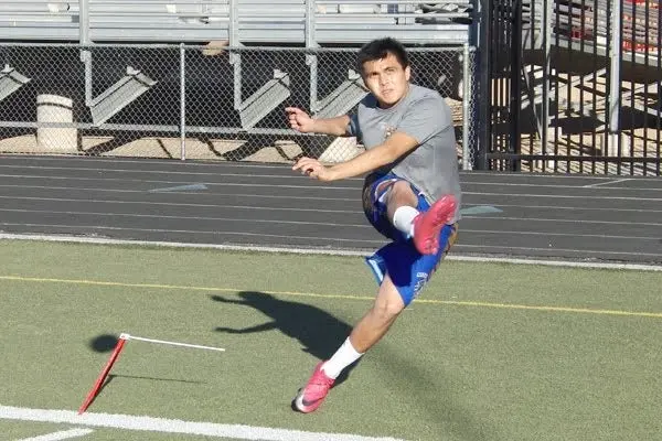 José Carlos Maltos patea con fuerza en scout de la NFL