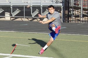 José Carlos Maltos patea con fuerza en scout de la NFL