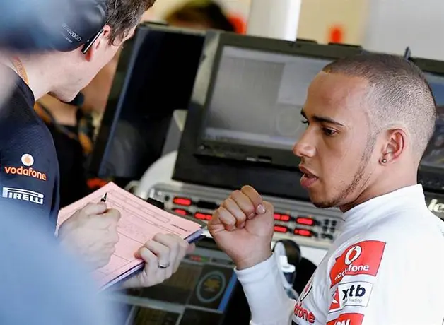 Hamilton se disculpa por decir que lo sancionaron por ser negro