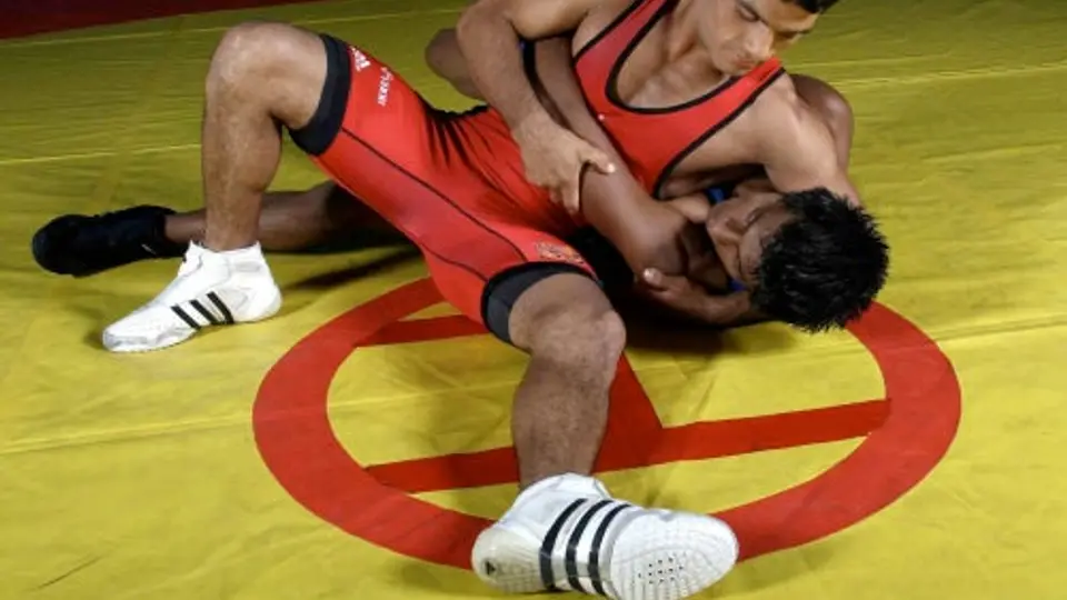 Dos mexicanos van por bronce en lucha grecorromana