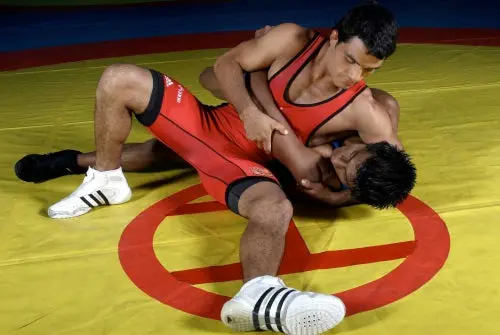 Dos mexicanos van por bronce en lucha grecorromana