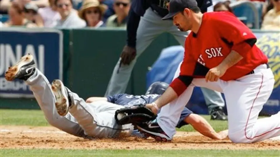 Gran debut de Adrian González pese a la derrota de Boston