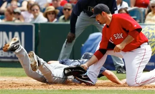Gran debut de Adrian González pese a la derrota de Boston