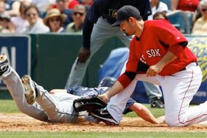 Gran debut de Adrian González pese a la derrota de Boston