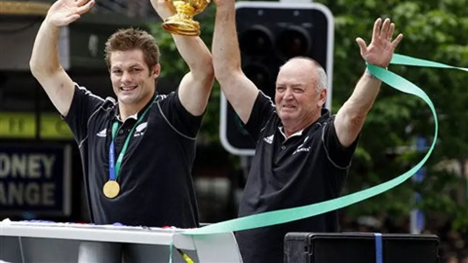 Renuncia el entrenador de los All Blacks
