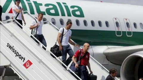 Rayo impacta avión de la selección italiana