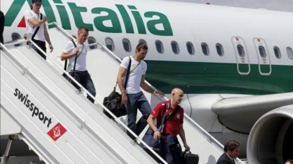 Rayo impacta avión de la selección italiana