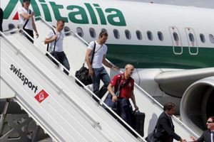 Rayo impacta avión de la selección italiana