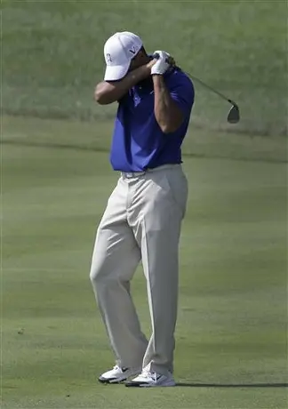 Woods se aleja en Bridgestone tras otro mal día