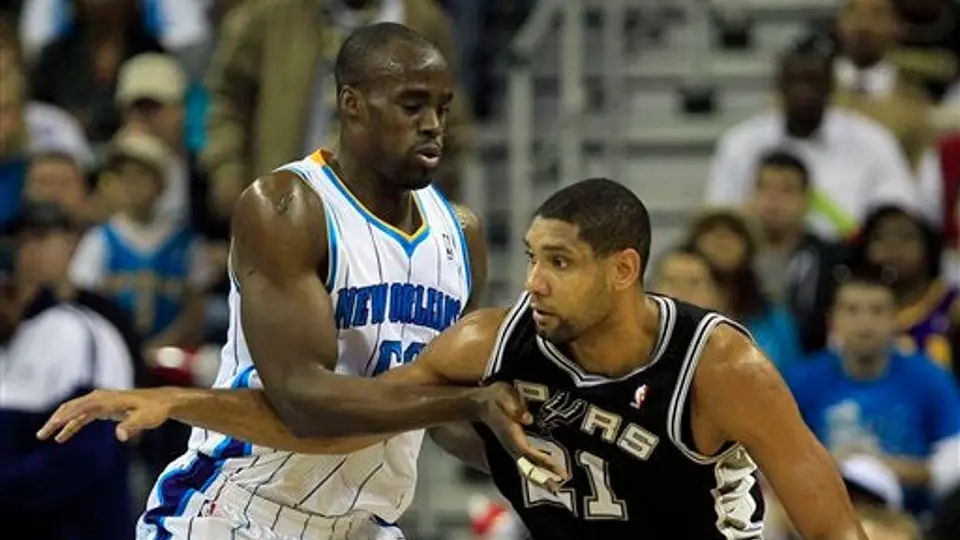 Ginóbili guía remontada de Spurs; San Antonio vence 109-95 a Hornets