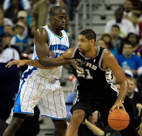 Ginóbili guía remontada de Spurs; San Antonio vence 109-95 a Hornets