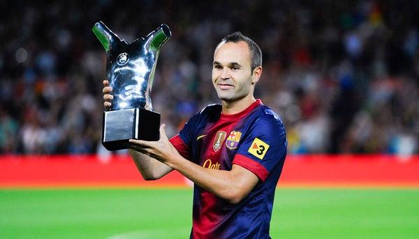Iniesta también compite; aquí presume su título al mejor jugador UEFA | ESPECIAL