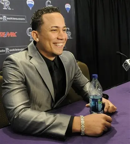 González firma contrato multimillonario con Rockies