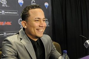 González firma contrato multimillonario con Rockies