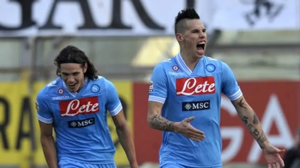 Napoli gana y se acerca a la Juventus en la tabla