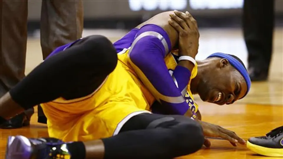 Lakers pierde a Dwight Howard por lesión