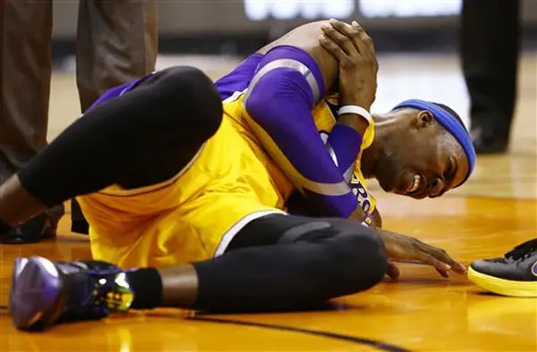 Lakers pierde a Dwight Howard por lesión