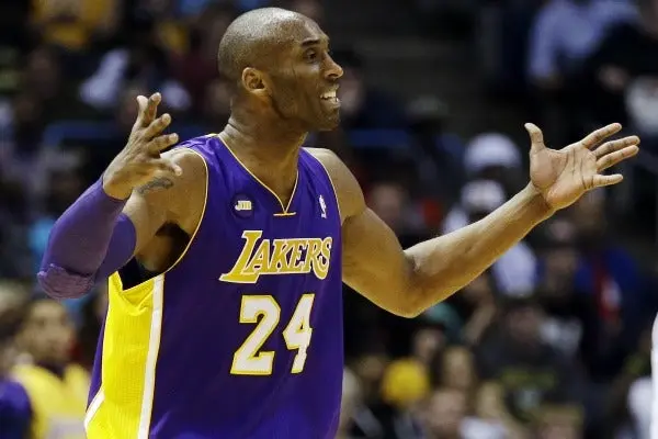 Milwaukee remonta y derrota a los Lakers